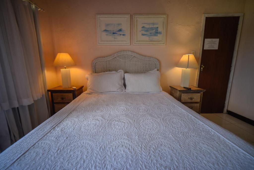 Habitación con cama grande y vistas al jardín — Pousada Solar da Praia